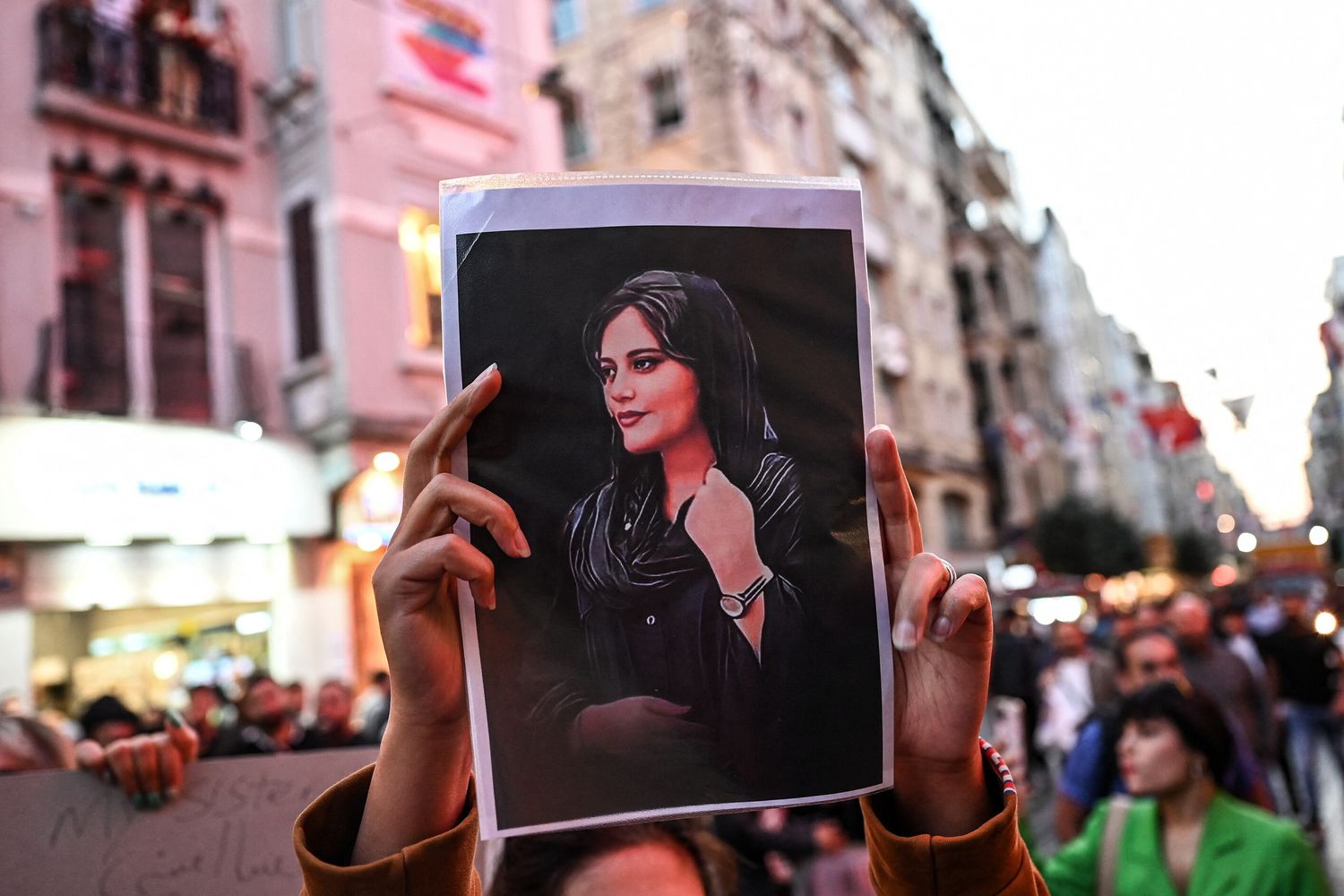 Protesta con un immagine di Mahsa Amini&nbsp;