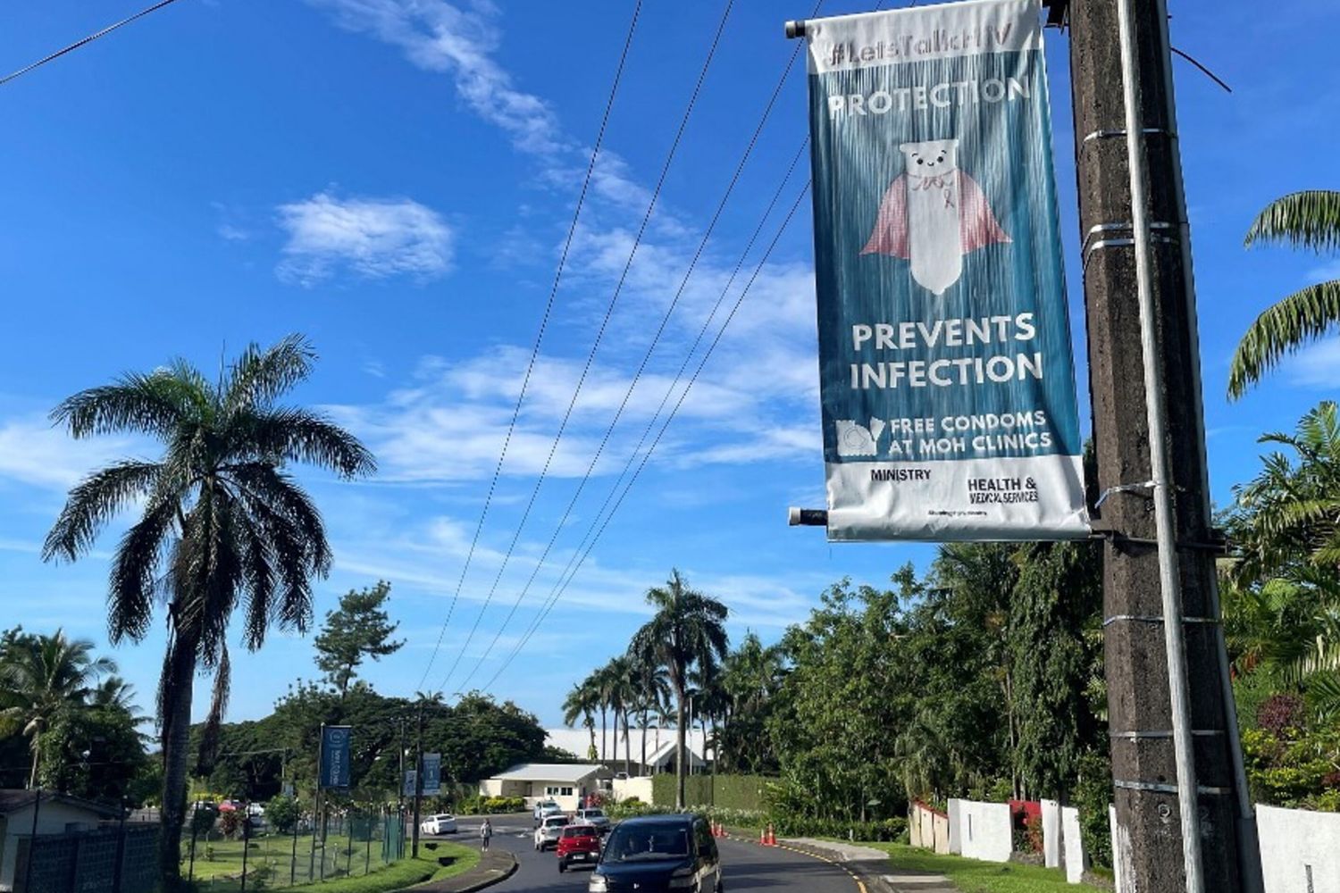 Poster di sensibilizzazione sull'HIV affisso lungo una strada principale di Suva