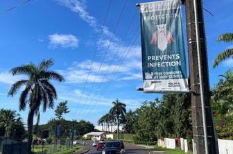 Poster di sensibilizzazione sull'HIV affisso lungo una strada principale di Suva