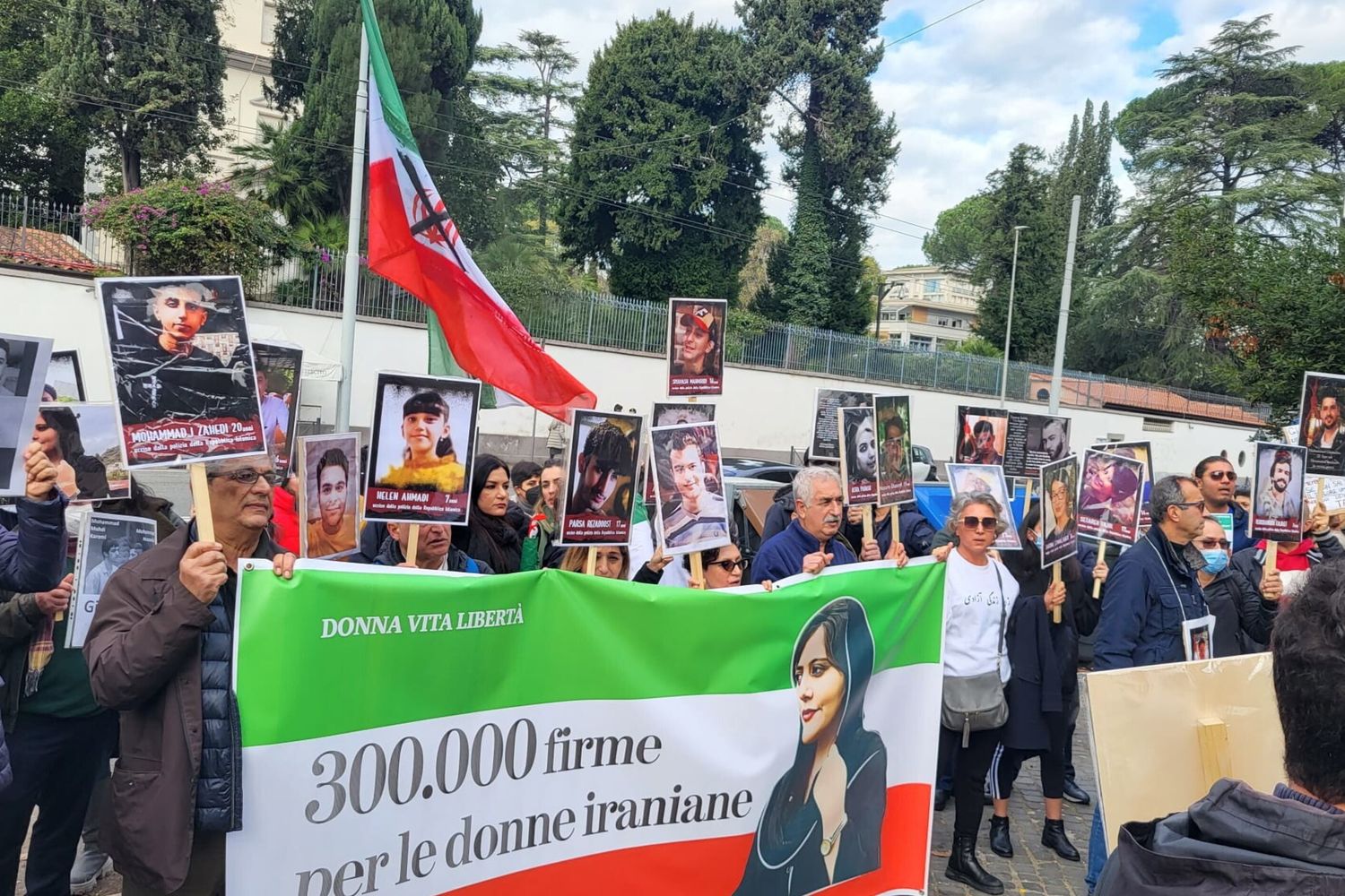 La manifestazione davanti all'ambasciata iraniana contro la repressione del dissenso