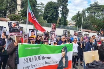 La manifestazione davanti all'ambasciata iraniana contro la repressione del dissenso