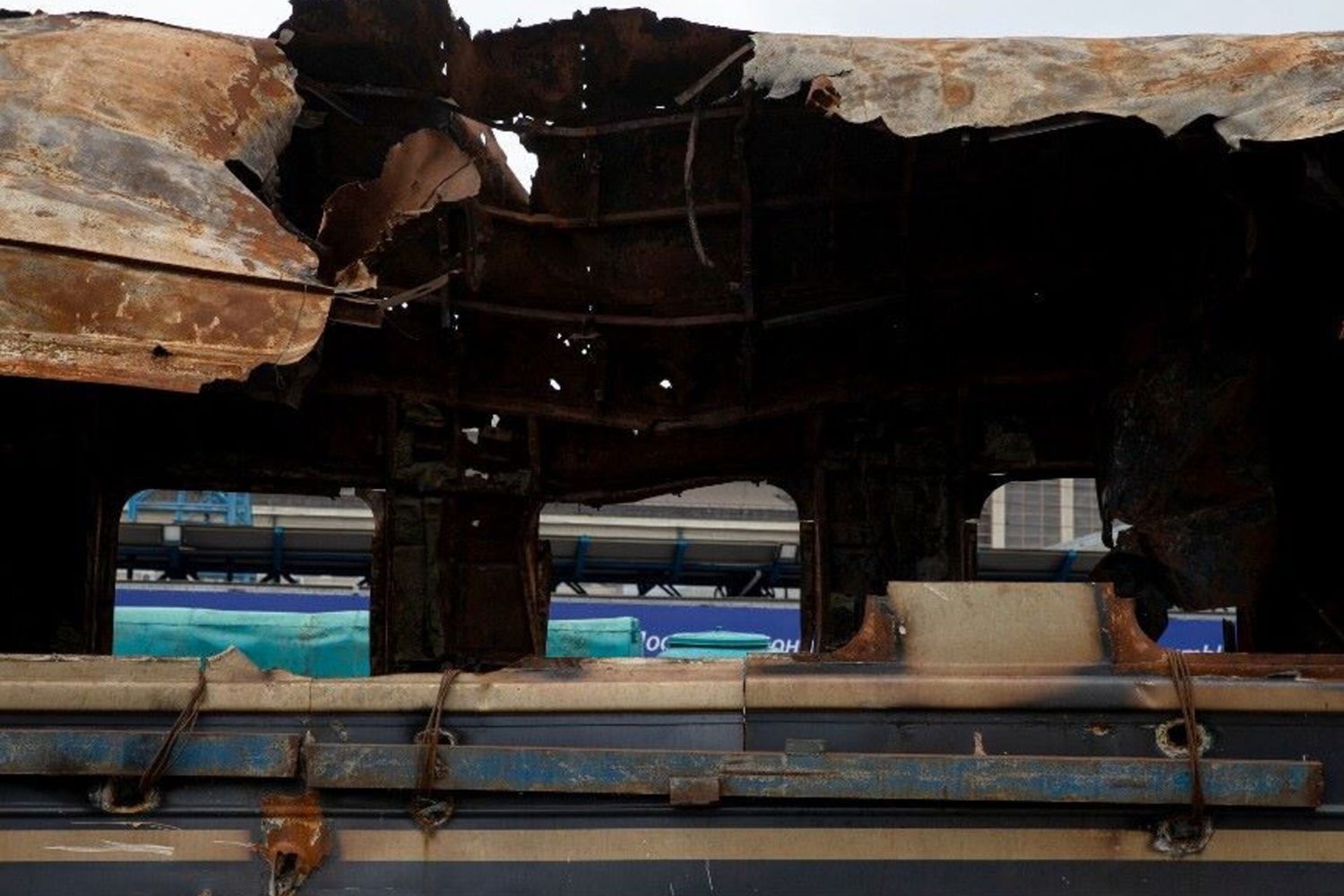 Un vagone del treno Barvinkove-Lviv-Chop, distrutto da un'operazione militare russa, è esposto nel parco del Museo dei Trasporti Ferroviari a Kiev, in Ucraina, il 12 maggio 2026