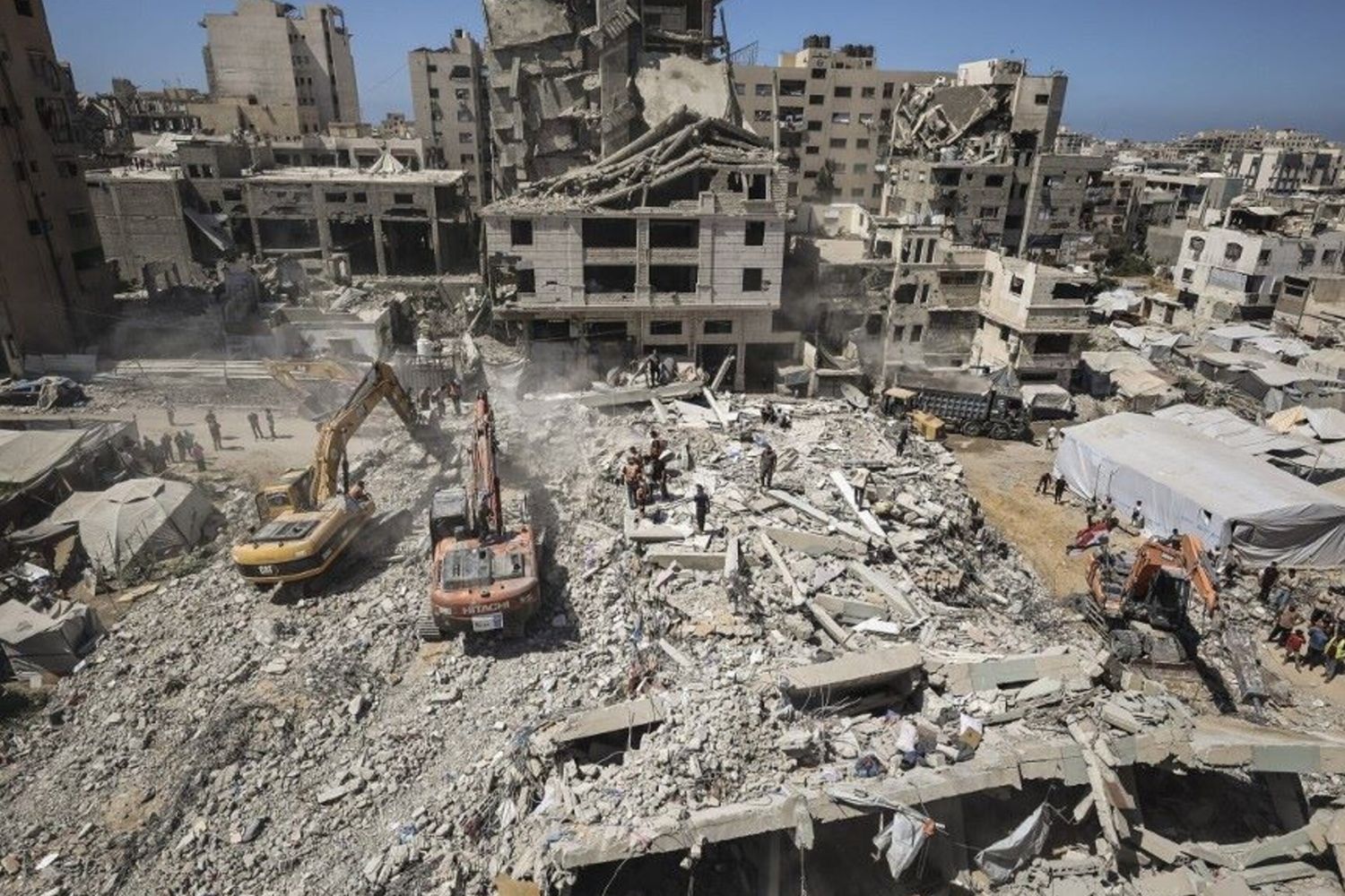 L'edificio crollato a Gaza il 16 settembre 2026. Si scava tra le macerie
