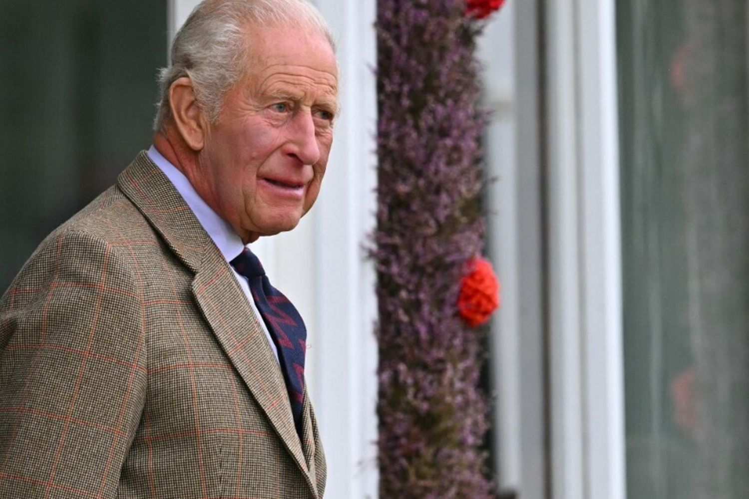 Re Carlo frena su Harry e Meghan: "Non saranno più Altezze Reali"