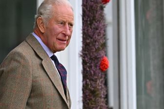 Re Carlo frena su Harry e Meghan: "Non saranno più Altezze Reali"