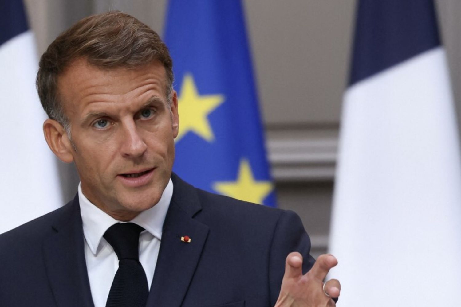 Macron avverte la Russia: "Gli attacchi ibridi non resteranno senza risposta"