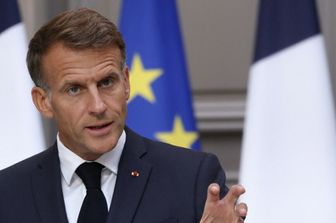 Macron avverte la Russia: "Gli attacchi ibridi non resteranno senza risposta"