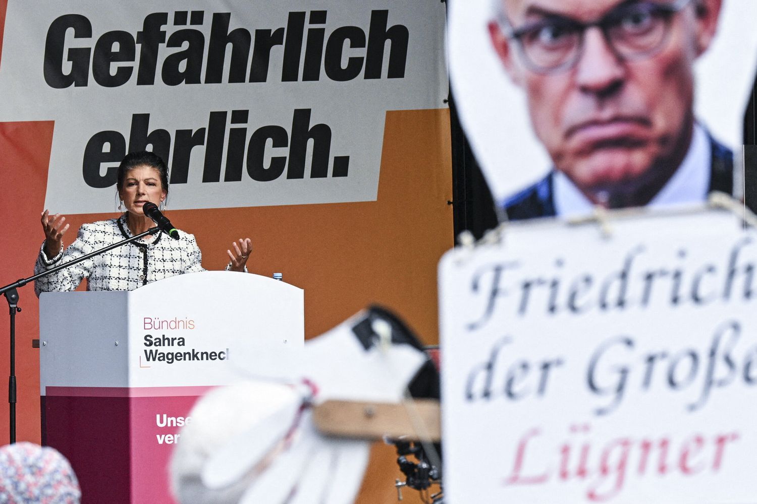 Sahra Wagenknecht (BSW) e il poster contro Merz "Friedrich il gran bugiardo"