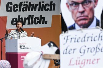 Sahra Wagenknecht (BSW) e il poster contro Merz "Friedrich il gran bugiardo"