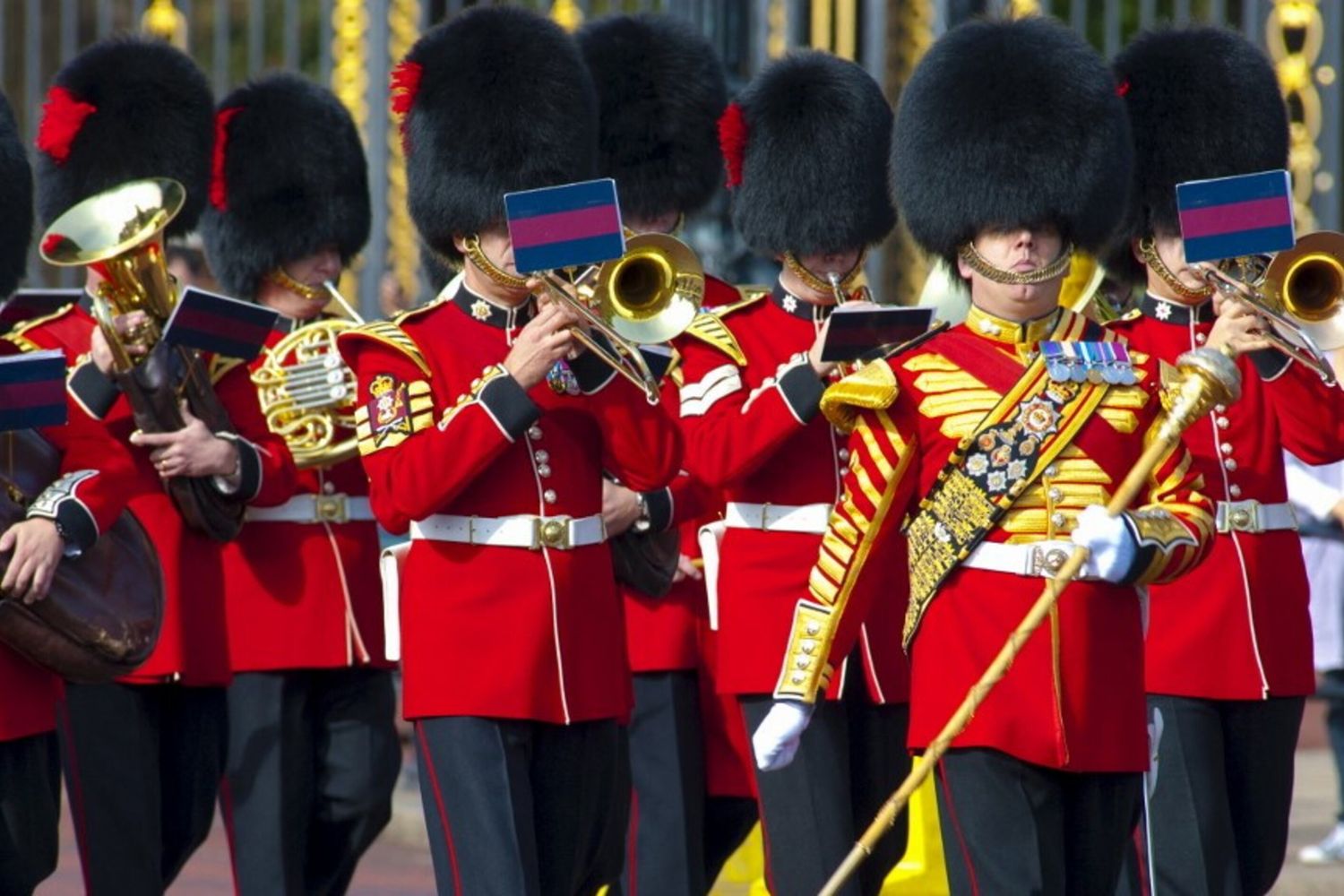 Guardia Reale inglese, stop alle pellicce d'orso nei cappelli