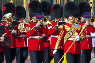 Guardia Reale inglese, stop alle pellicce d'orso nei cappelli