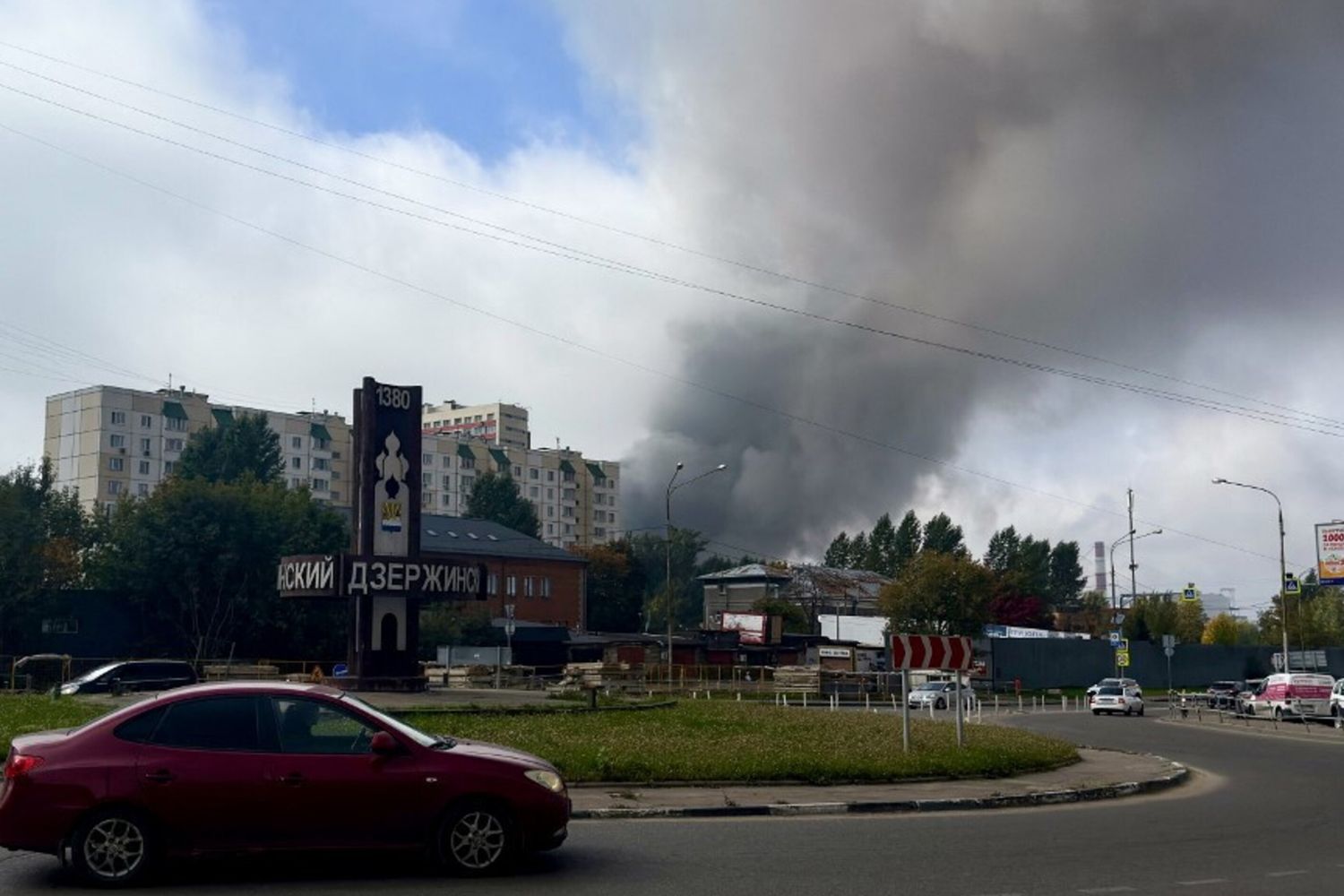 Il fumo si alza dall'area della raffineria di petrolio di Gazprom Neft, compagnia petrolifera russa, a Mosca