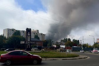 Il fumo si alza dall'area della raffineria di petrolio di Gazprom Neft, compagnia petrolifera russa, a Mosca