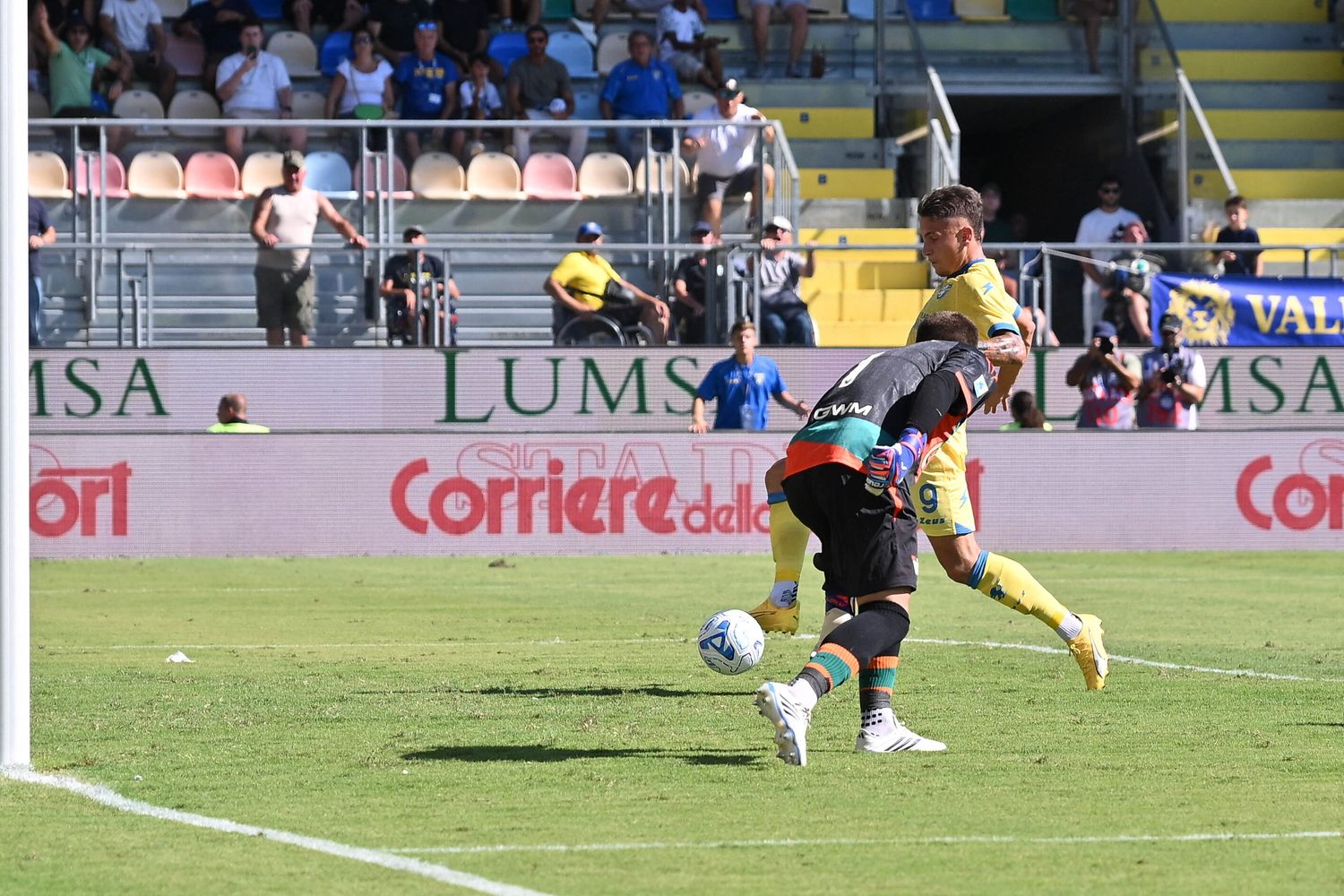 Antonio Raimondo segna il gol del 2-0 in Frosinone-Como