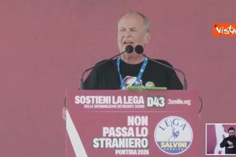 Calderoli con ramo d'ulivo a Pontida: La Lega è unica e unitaria sotto la guida del suo segretario