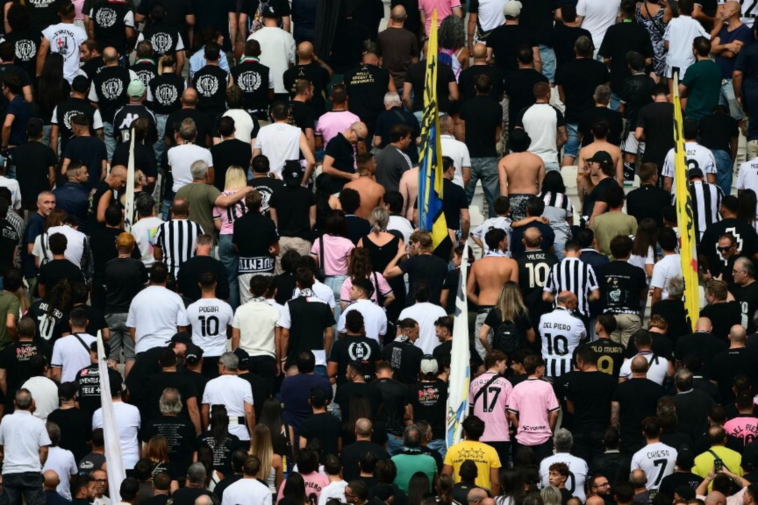I tifosi della Juve voltano le spalle durante un minuto di silenzio in omaggio di Sandro Mazzola