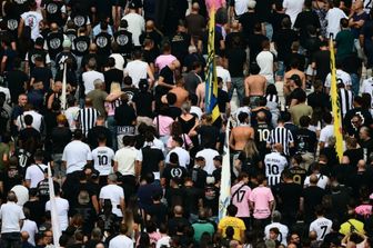I tifosi della Juve voltano le spalle durante un minuto di silenzio in omaggio di Sandro Mazzola