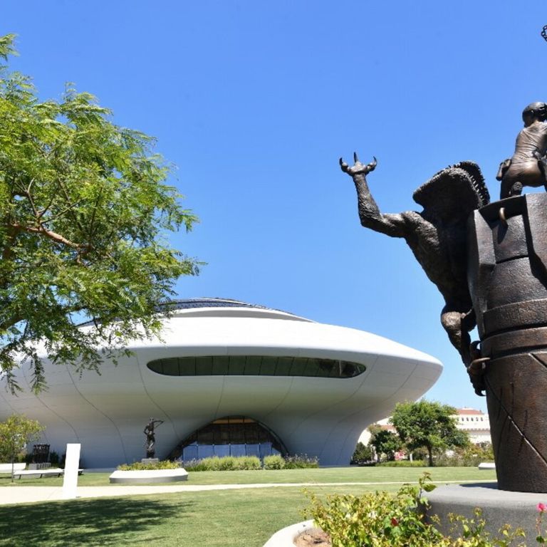 La statua in bronzo "Padmé Fights Off Nexu" nel giardino del Lucas Museum of Narrative Art