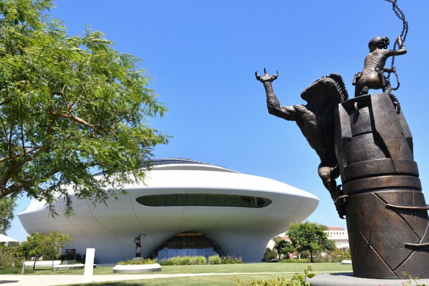 La statua in bronzo "Padmé Fights Off Nexu" nel giardino del Lucas Museum of Narrative Art