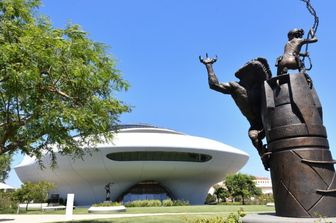 La statua in bronzo "Padmé Fights Off Nexu" nel giardino del Lucas Museum of Narrative Art