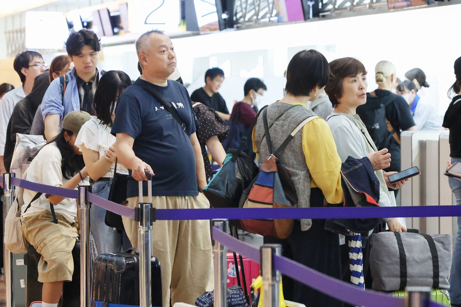 L'aeroporto di Haneda, Tokyo, affollato per la cancellazione dei voli