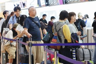 L'aeroporto di Haneda, Tokyo, affollato per la cancellazione dei voli