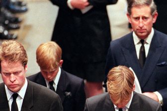 Tra ombre a corte e cospirazioni presunte: il "Ciclone Spencer" si abbatte nuovamente su Re Carlo