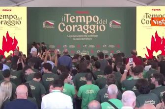 Meloni accolta con una standing ovation a Fenix, la festa dei giovani di FdI