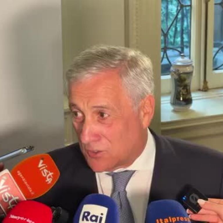Tajani e la frase sulle gonne corte: Mi scuso, mai pensato di offendere le donne. Parole fraintese
