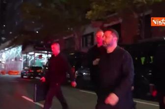 Zelensky incontra Macron a New York, l'abbraccio tra i due Presidenti
