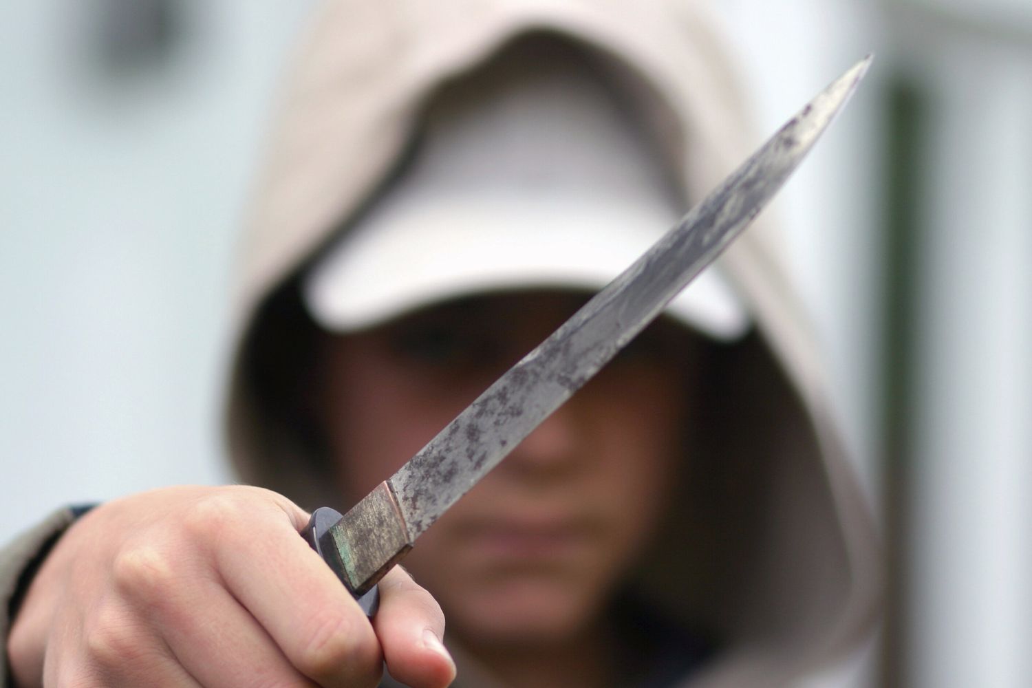 Tenta di uccidere l'ex davanti al figlio, arrestato 30enne nel Bergamasco