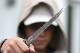 Tenta di uccidere l'ex davanti al figlio, arrestato 30enne nel Bergamasco