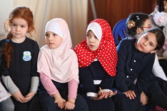 Bambine col tradizionale velo in occasione della Giornata mondiale dell'Hijab