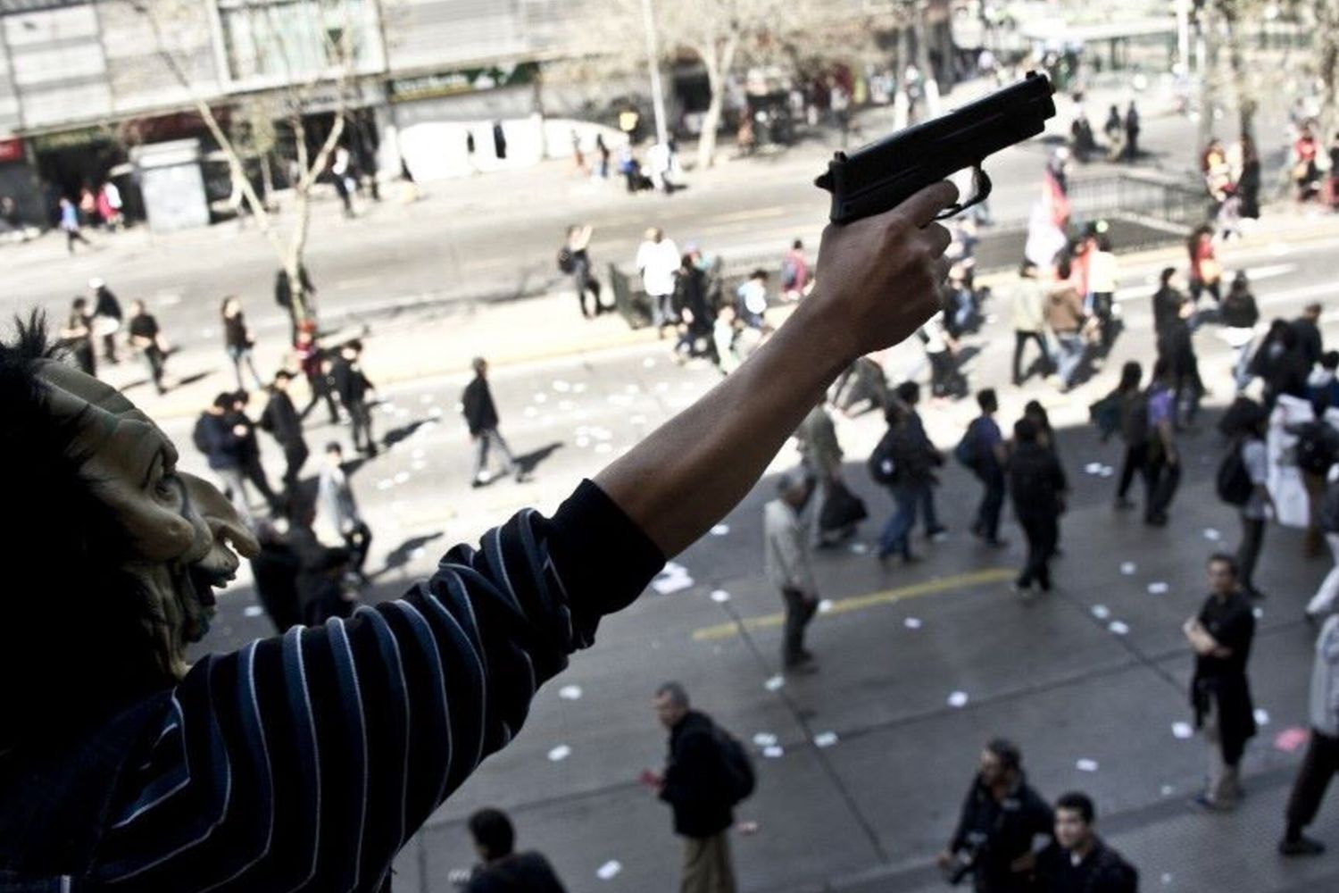 Uno studente impugna una pistola giocattolo - immagine di archivio