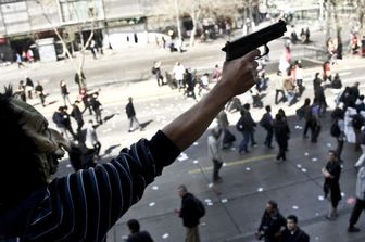 Uno studente impugna una pistola giocattolo - immagine di archivio