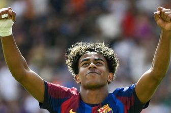 L'attaccante spagnolo del Barcellona, ​​numero 10 Lamine Yamal