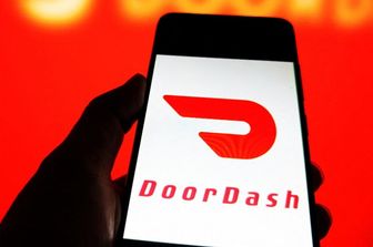 DoorDash risarcirà 264mila rider. Il sindaco di New York: "Lo stipendio va pagato puntualmente e per intero"