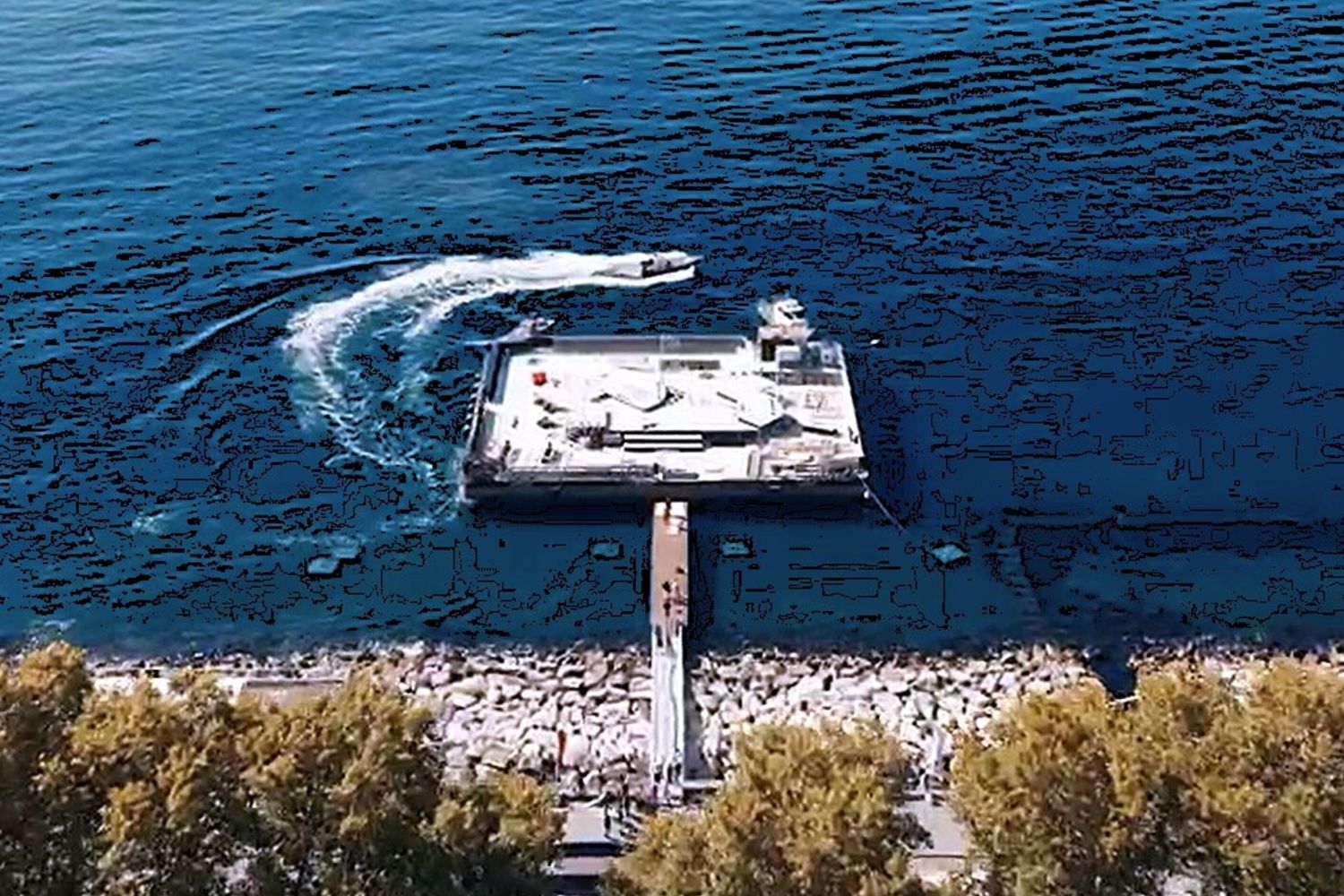 Il 'pontone' sul lungomare Caracciolo a Napoli