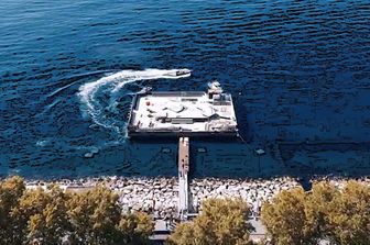 Il 'pontone' sul lungomare Caracciolo a Napoli