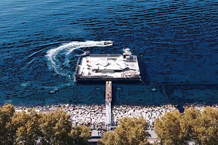 Il 'pontone' sul lungomare Caracciolo a Napoli