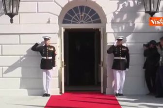 Trump e Melania ricevono Xi Jinping e la moglie alla Casa Bianca. Stretta di mano tra i Presidenti