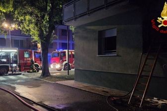 Incendio in una palazzina, due morti e 13 feriti a Lucca. Evacuata una dozzina di persone