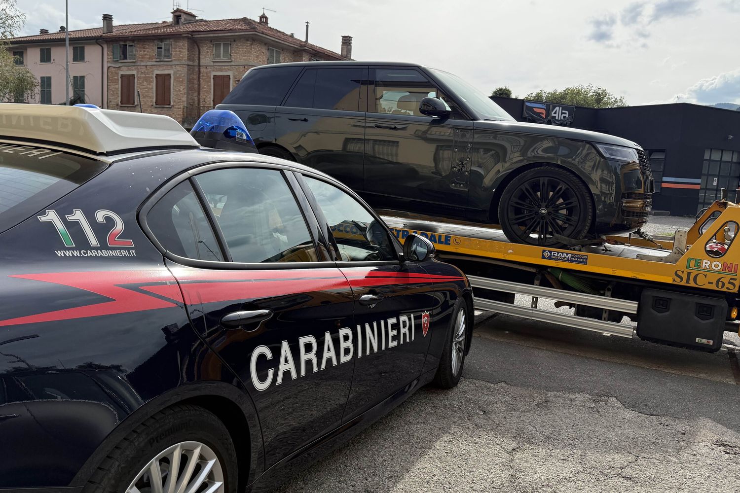 Alla guida di un'auto rubata, 15enne arrestato dopo un inseguimento sulla E45