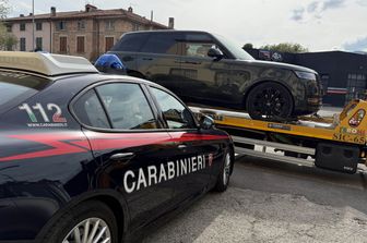 Alla guida di un'auto rubata, 15enne arrestato dopo un inseguimento sulla E45