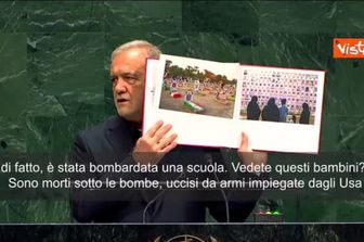 Pezeshkian all'Onu mostra foto bimbi uccisi in Iran: Ci danno dei terroristi, ma siamo vittime