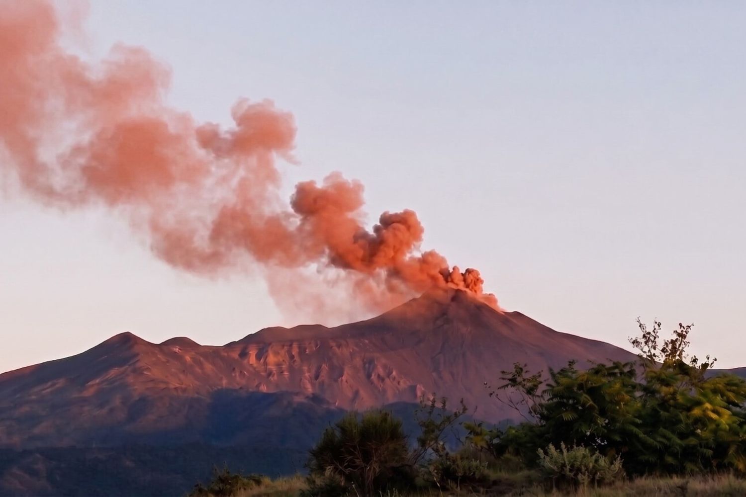 Il 'pennacchio' bruno-rossiccio dell'Etna