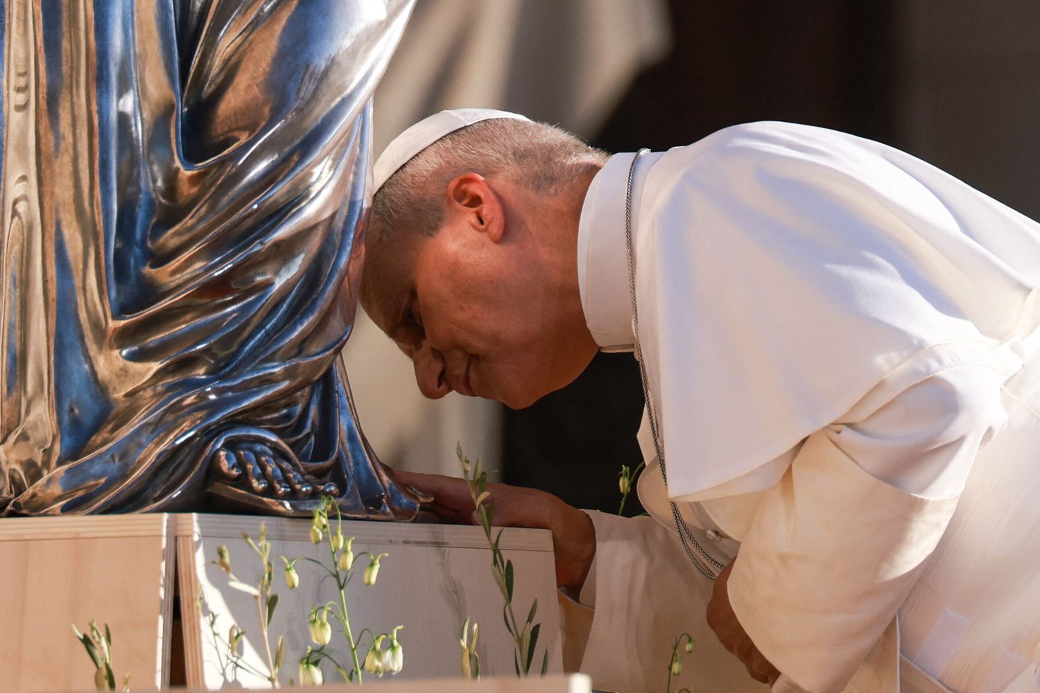 Papa Leone XIV bacia la statua della Vierge à l'Enfant a Notre-Dame