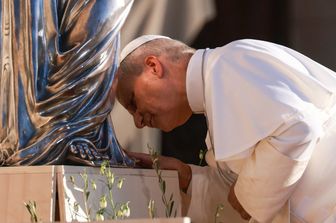 Papa Leone XIV bacia la statua della Vierge à l'Enfant a Notre-Dame