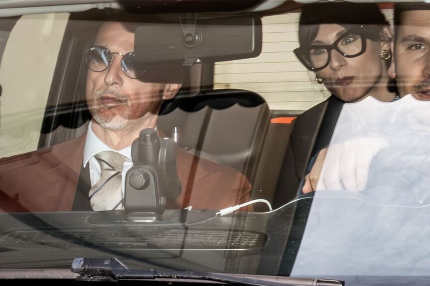 Gli avvocati Angela Taccia e Liborio Cataliotti in auto con Andrea Sempio all'uscita del Tribunale di Pavia il 6 maggio 2026