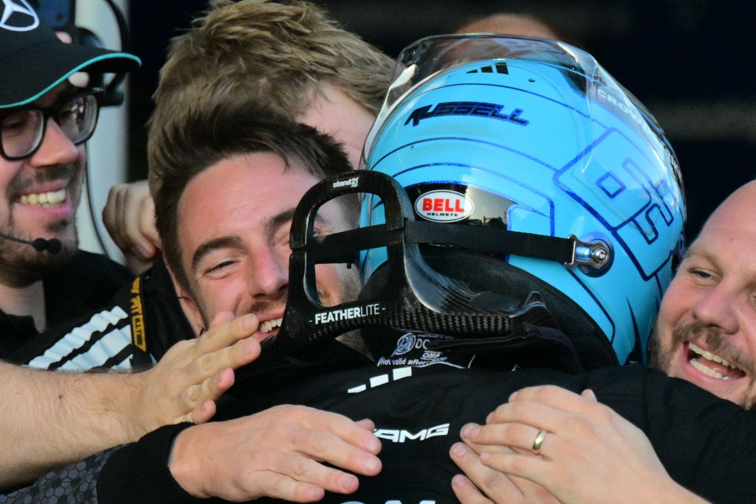 George Russell festeggia il primo posto al Gran Premio di F1 a Baku, in Azerbaijan